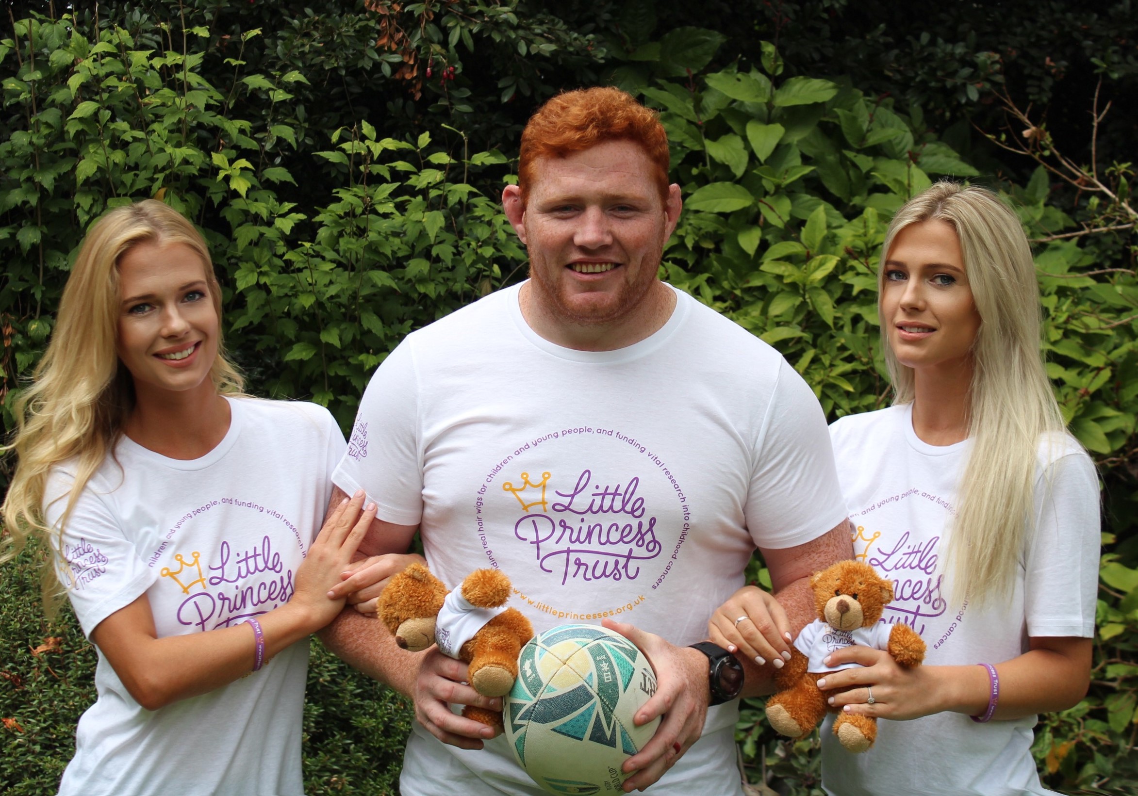 Eliza and Amelia Spencer with South African rugby player Steven Kitshoff.